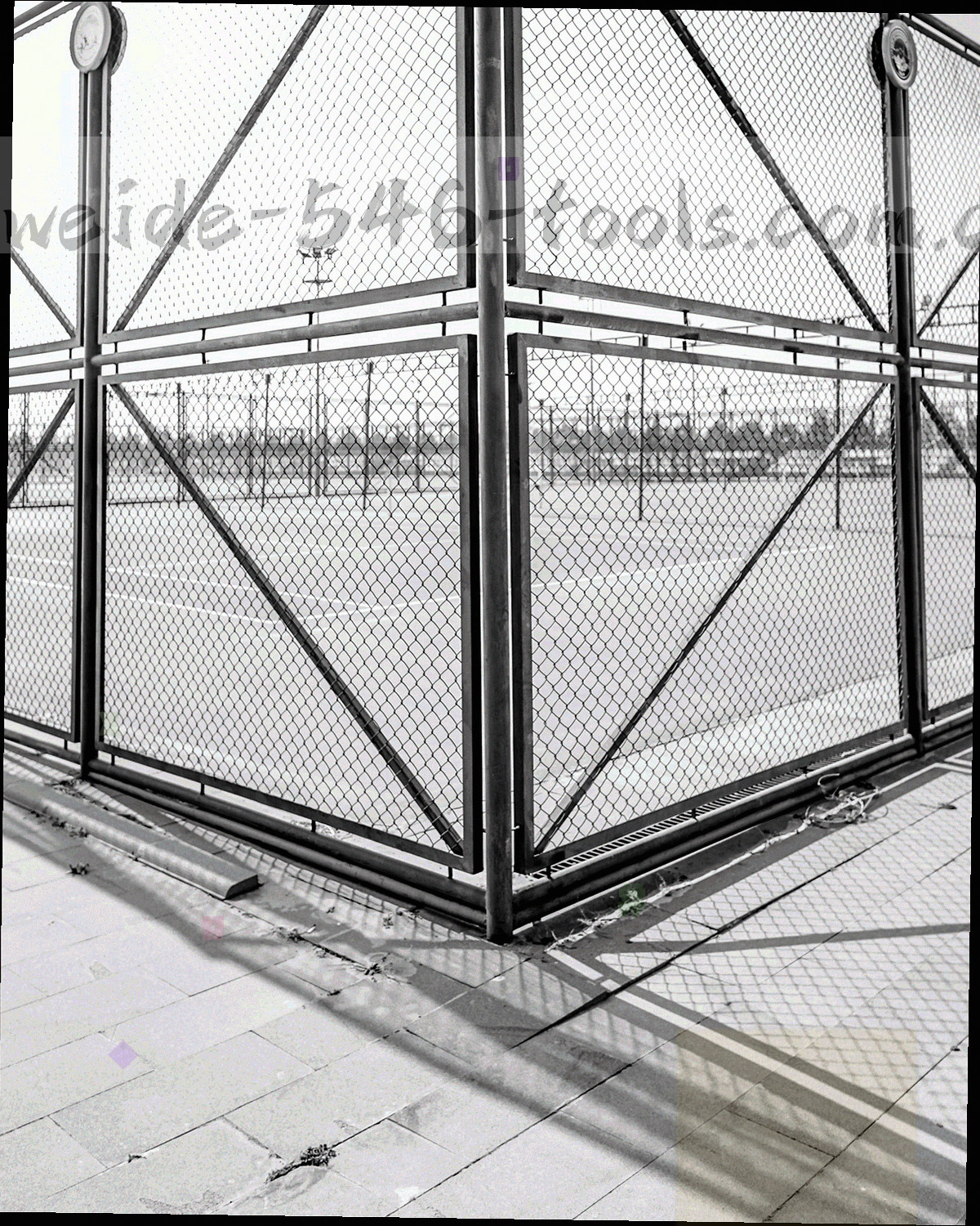 云南工具工坊内整齐码放的工具箱与量具俯拍，箱体贴有季度标签纸